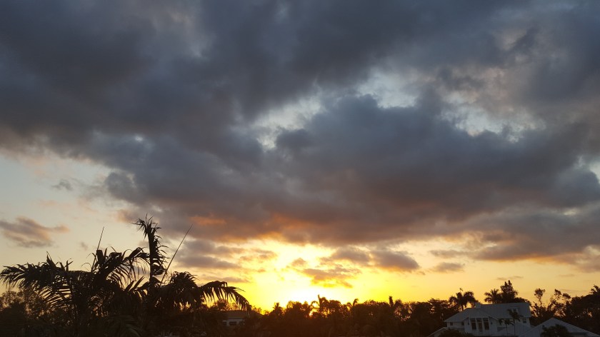 Sunrise w strom clouds